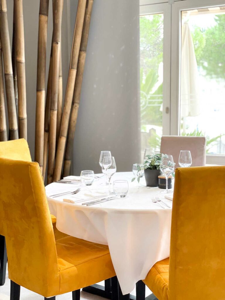 Table restaurant entre amis entre collègue, formule demi-pension à l'hôtel neptune de carnon