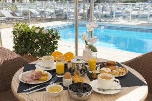 Chambre d'hôtel avec petit déjeuner