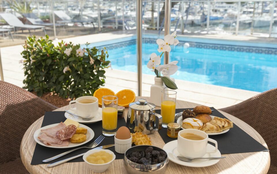 Chambre d'hôtel avec petit déjeuner