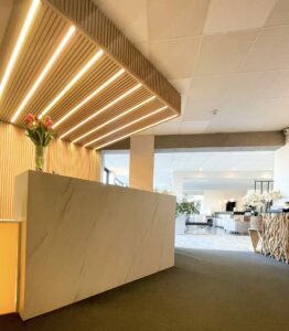 reception-desk-hotel-the-originals-neptune-carnon-deco-moderne-somptueux-voyage-vacances