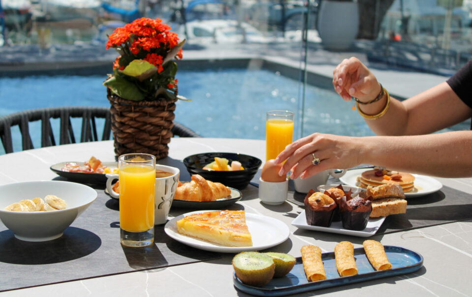 Hôtel petit déjeuner buffet Carnon brunch