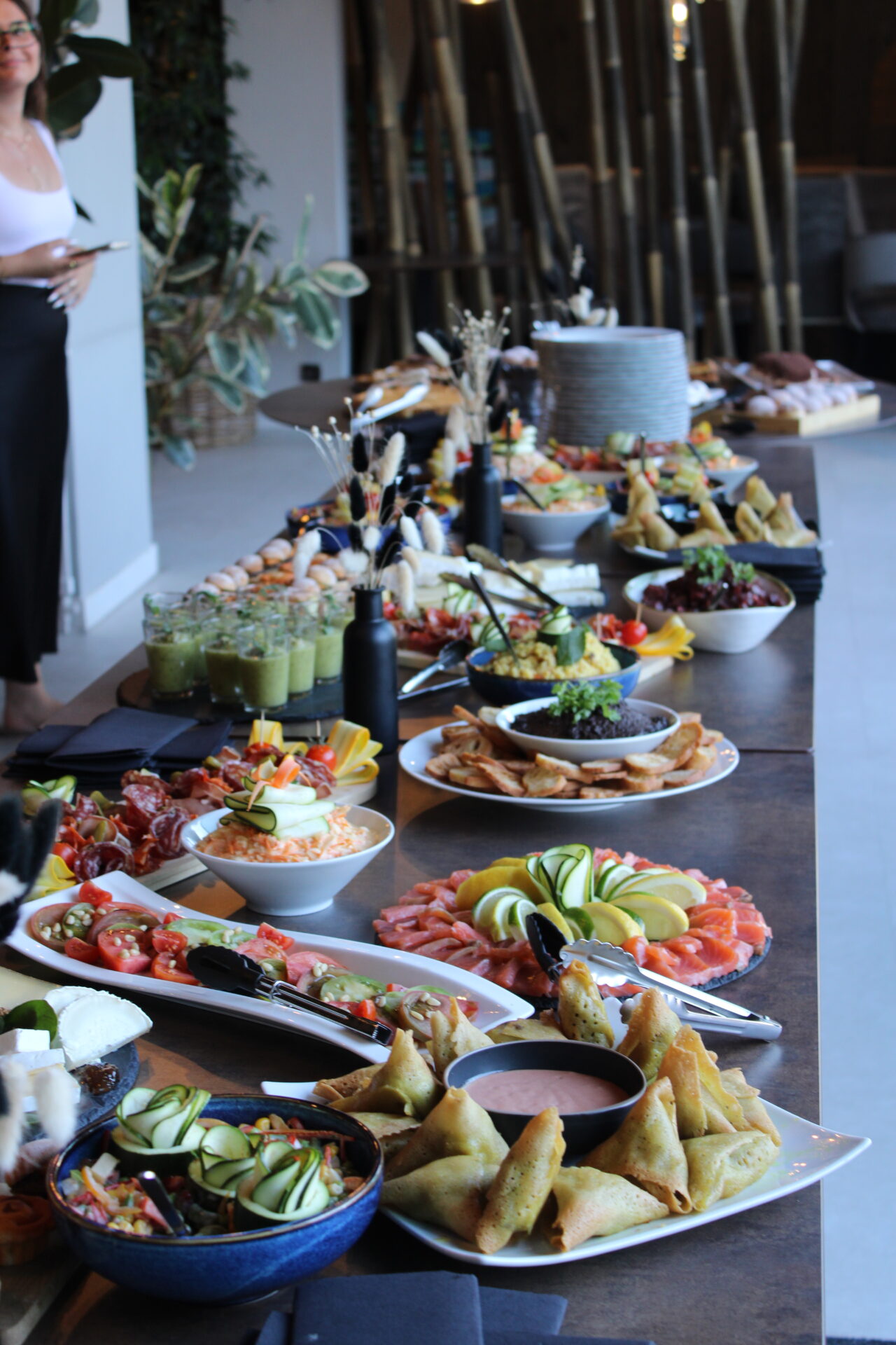 Buffet de cocktail dînatoire à Carnon en bord de mer près de Montpellier avec verrines salées, canapés gourmands et pièces cocktail élégamment présentées