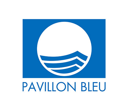 Pavillon Bleu flottant sur la plage de Carnon à Mauguio près de l’Hôtel Neptune