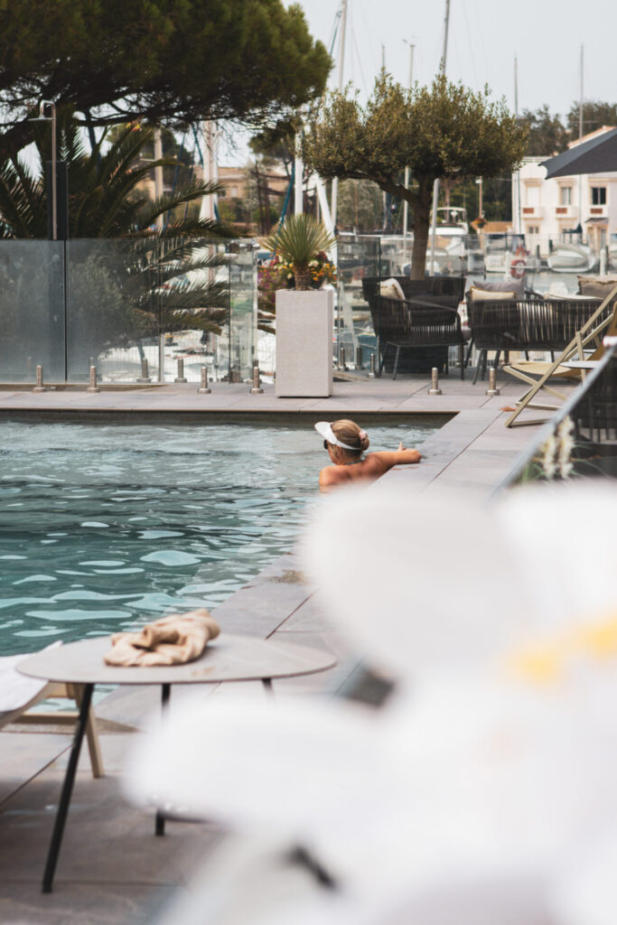 Espace piscine avec transats de l'Hôtel Neptune à Carnon, idéal pour un séjour détente près de Montpellier.